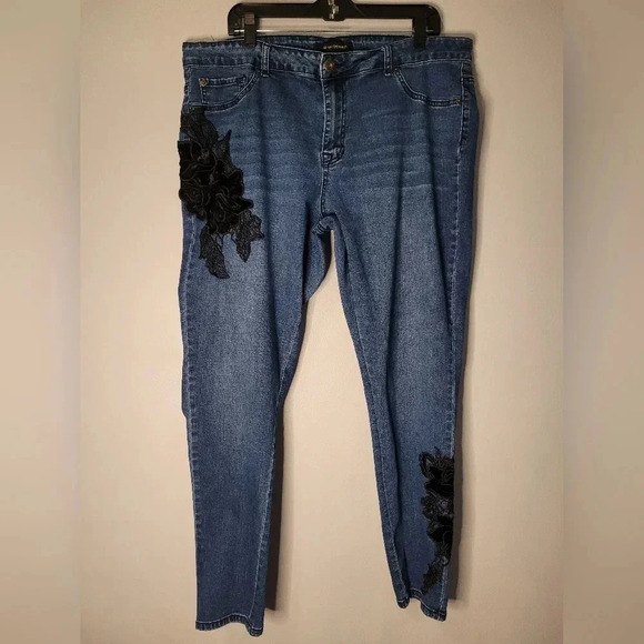 ASHLEY STEWART stretchy blue jeans black floral appliques fitted jeans, size 18 - Picture 1 of 6